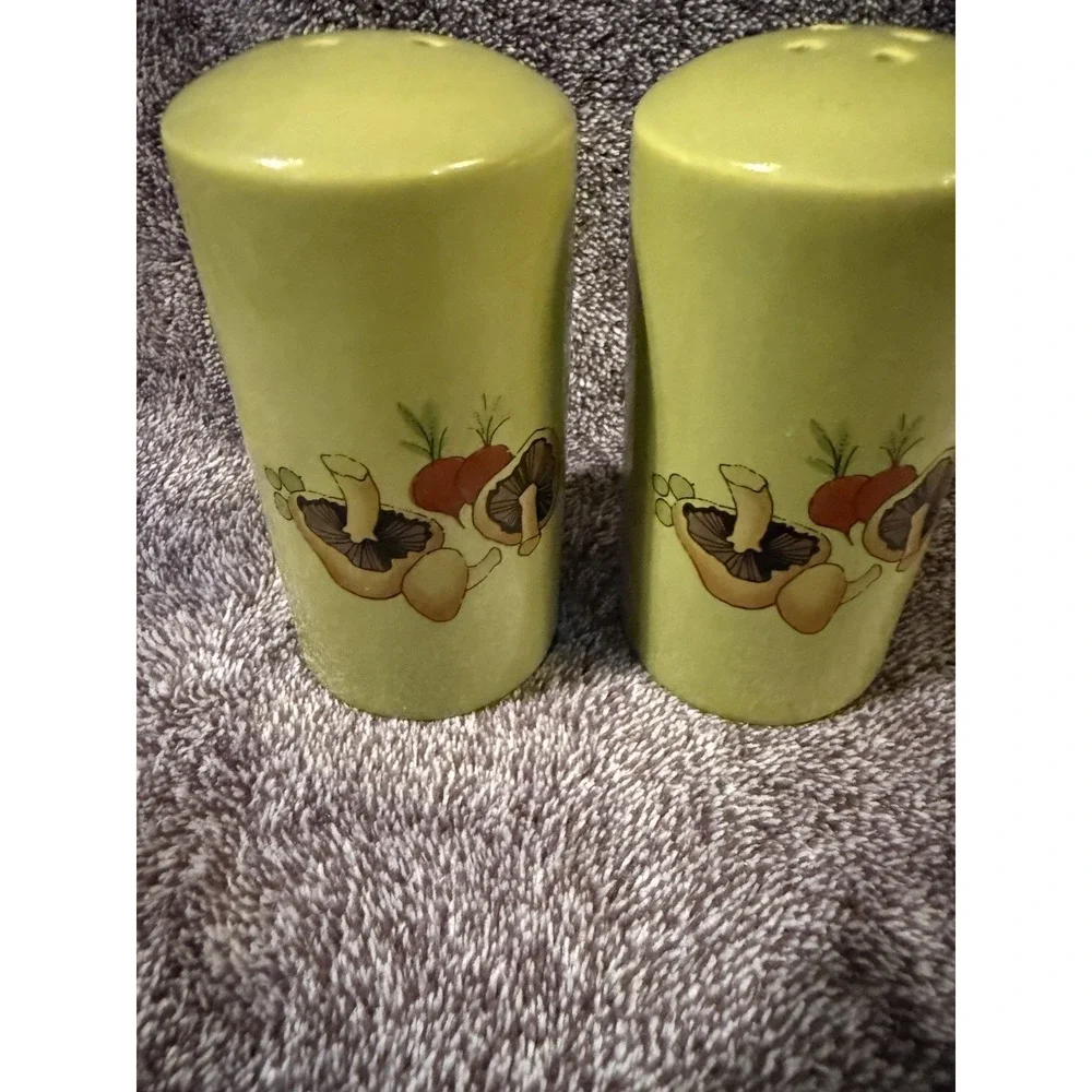 Vintage Ceramic Mushroom Salt And‎ Pepper Shaker Set Made in USA